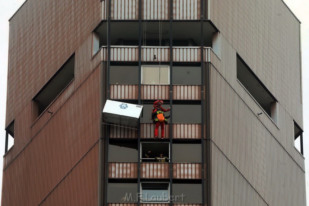 Gondel mit 2 Arbeiter blieb haengen Uni Center Koeln Luxemburgerstr P02.jpg